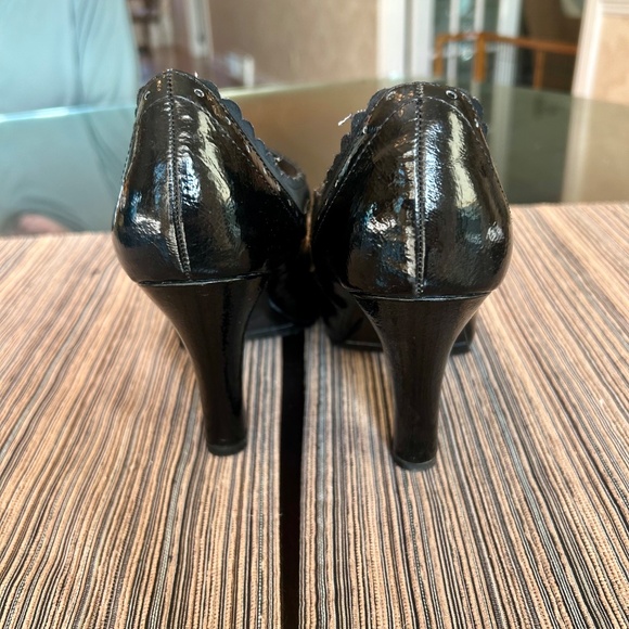 Steve Madden Black Patent Leather Mary Jane Heels with Scalloped Edges Size 9.5 - Picture 4 of 6